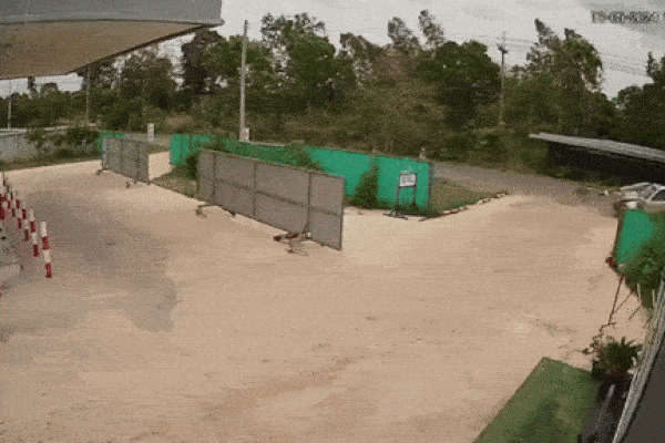 Clip: Tài xế xe bán tải đâm xuyên hàng rào trạm xăng