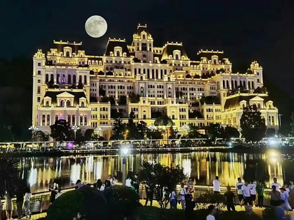 Ngôi nhà có 800 phòng, đi vài ngày không tham quan hết trong truyện là có thật: Giá 9.500 tỷ, danh tính chủ nhân mới gây tò mò nhất-3