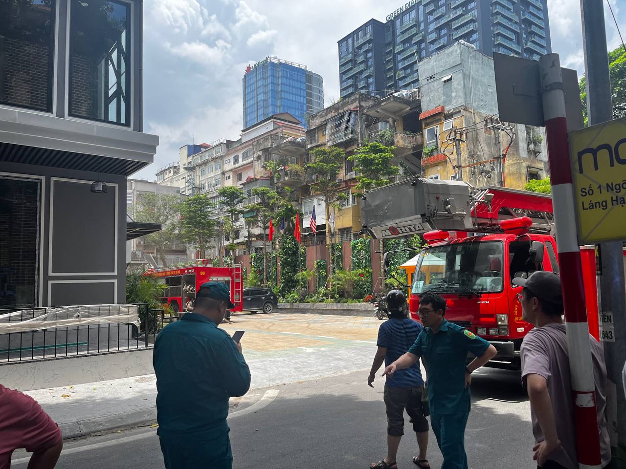 Hà Nội: Cháy lớn tại khách sạn Capital Garden Hotel vào giữa trưa, cột khói nghi ngút khiến nhiều người hoảng loạn-3