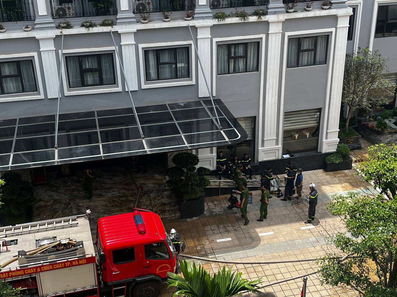 Hà Nội: Cháy lớn tại khách sạn Capital Garden Hotel vào giữa trưa, cột khói nghi ngút khiến nhiều người hoảng loạn-2