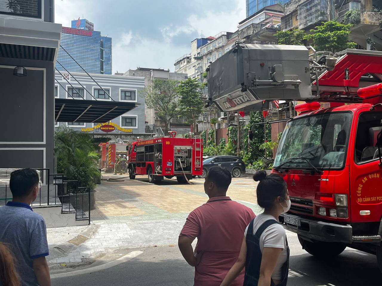 Hà Nội: Cháy lớn tại khách sạn Capital Garden Hotel vào giữa trưa, cột khói nghi ngút khiến nhiều người hoảng loạn-1