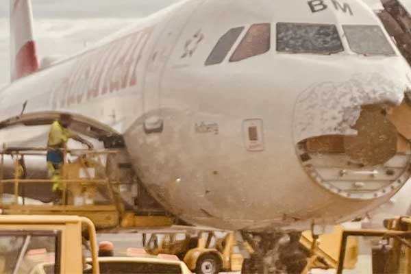 Mũi máy bay bị mưa đá xé toạc khiến hành khách hoảng hồn-1