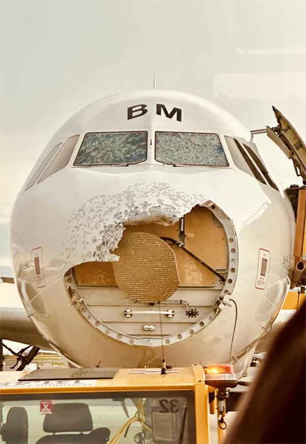 Mũi máy bay bị mưa đá xé toạc khiến hành khách hoảng hồn-2