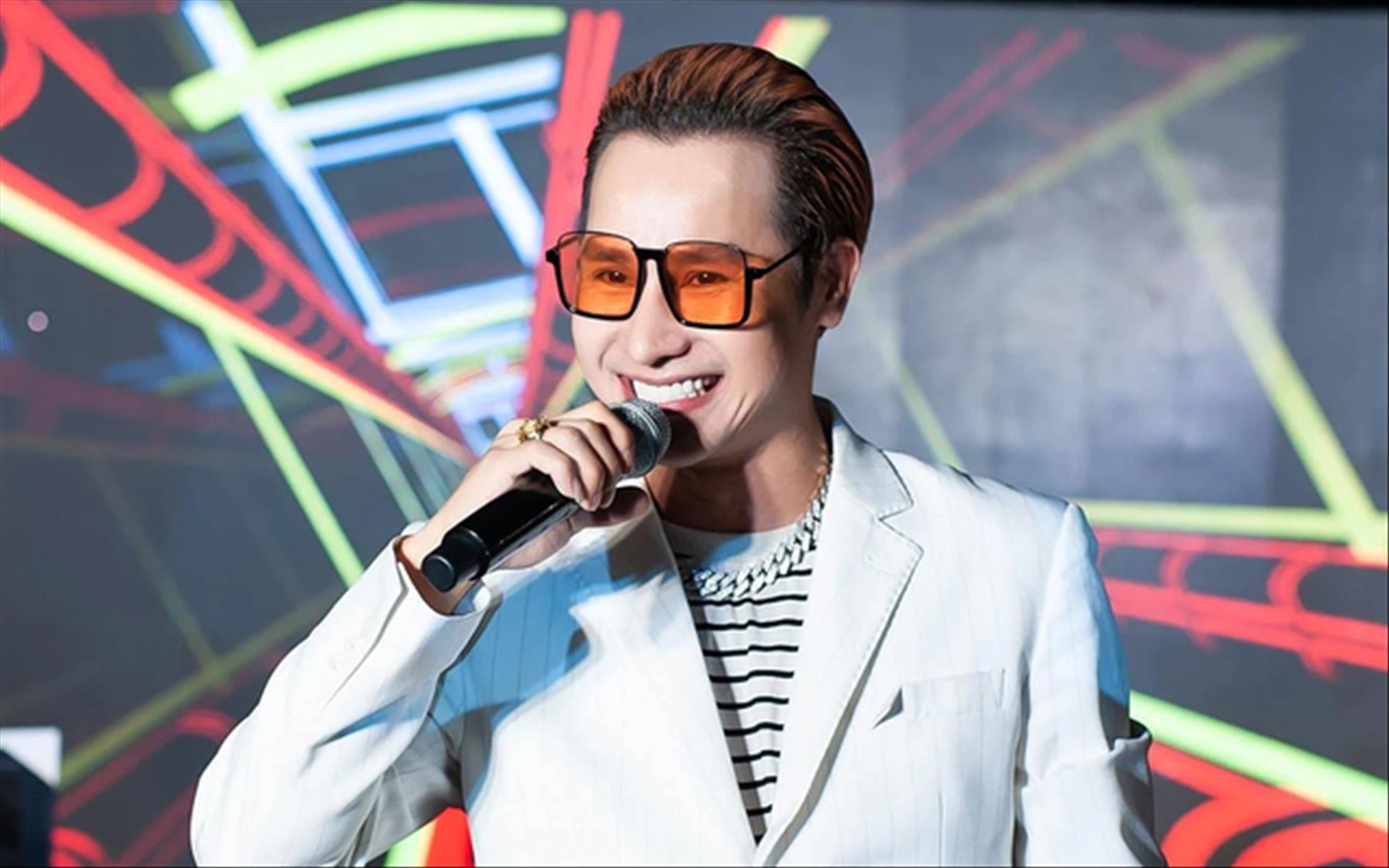 Nóng chuyện người nổi tiếng ứng xử lệch chuẩn-2