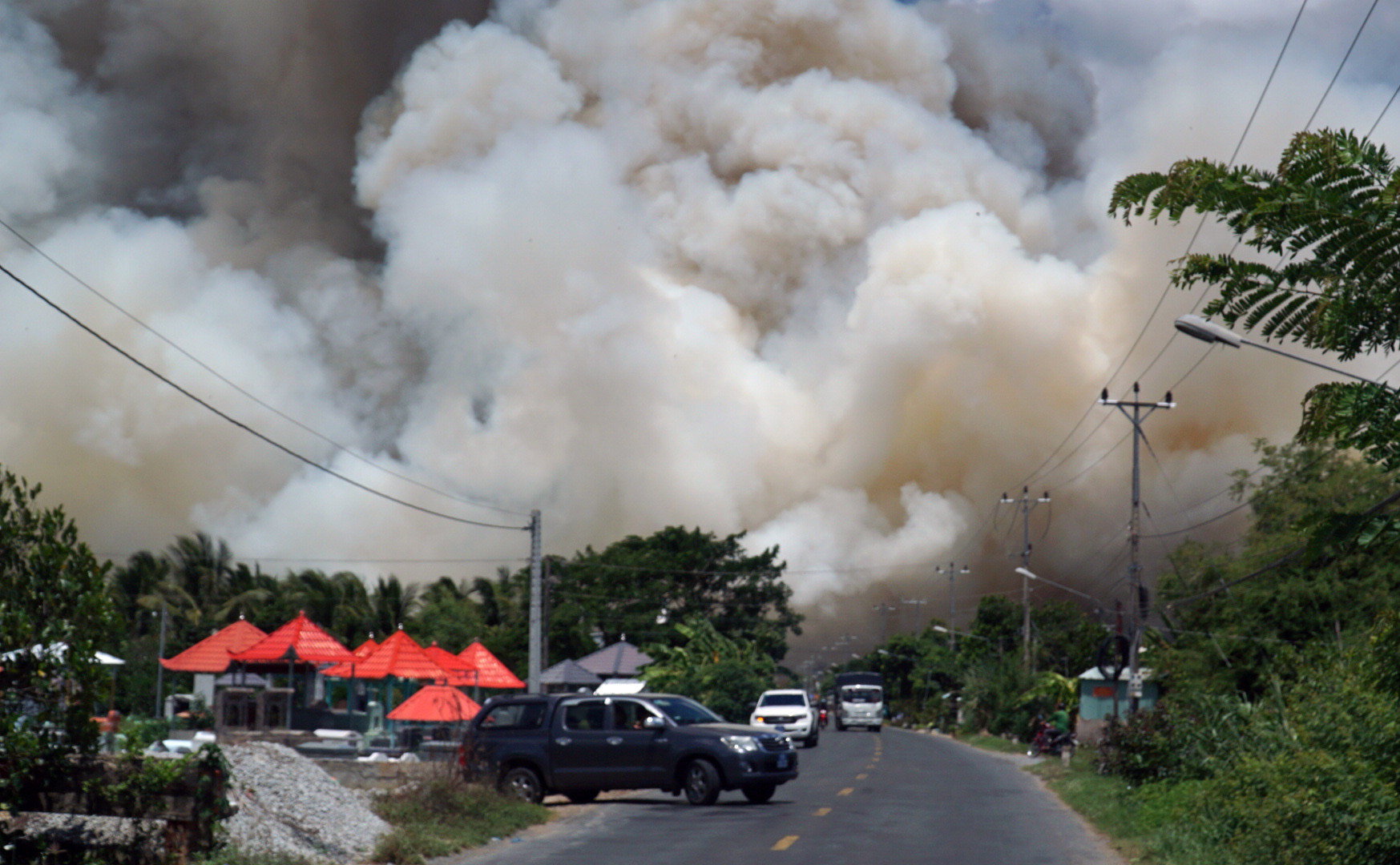 Cháy ngùn ngụt ở Vườn quốc gia Tràm Chim, khói bốc cao hàng trăm mét-1