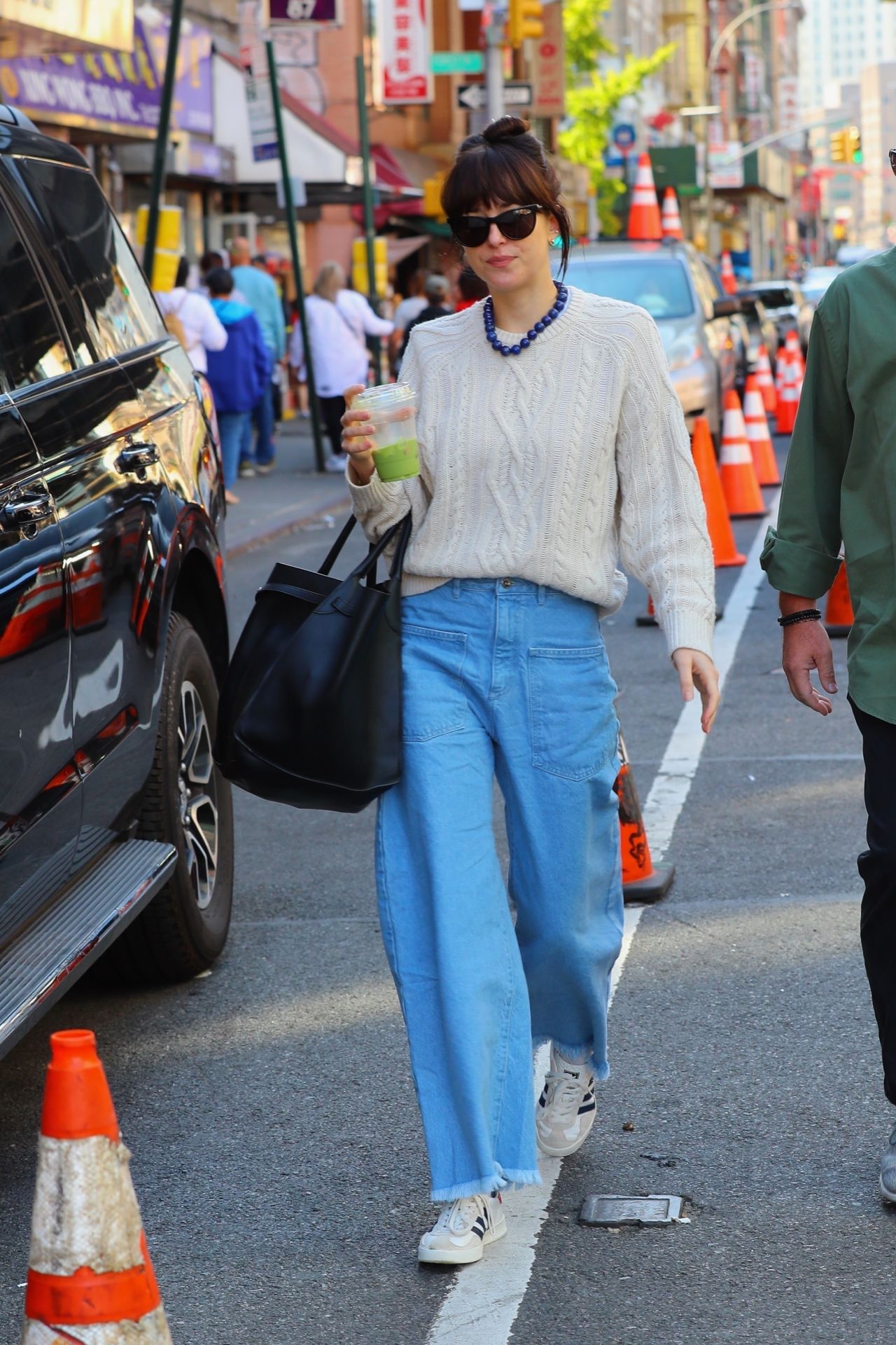 Mặc quần ống rộng đỉnh như Dakota Johnson: Phối đồ rất đơn giản nhưng vẫn trẻ trung, tinh tế-6