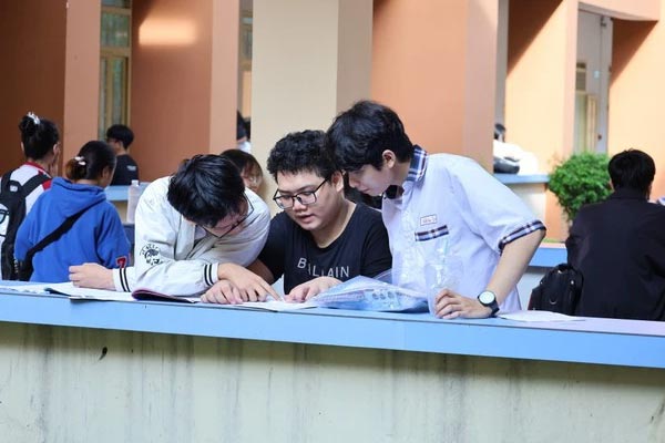 Nhiều sĩ tử cày ngày cày đêm ôn thi nước rút ngày thi tốt nghiệp THPT cận kề-2