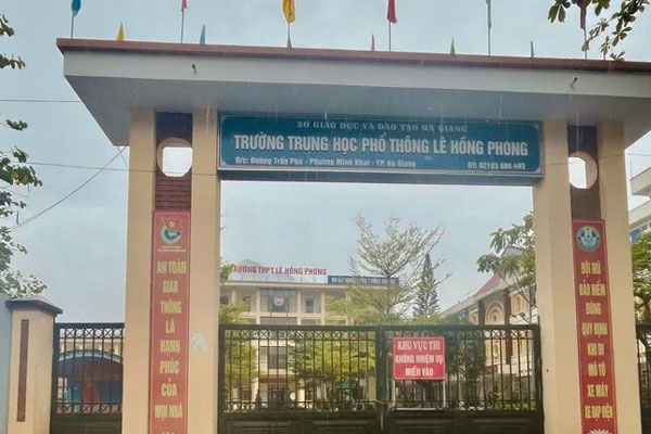 Phụ huynh ở TPHCM xếp hàng xuyên đêm chờ mua hồ sơ vào lớp 1 cho con-4