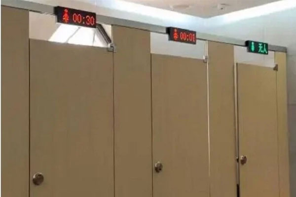 Đi vệ sinh, du khách sốc nặng khi thấy đồng hồ đếm ngược thời gian-1