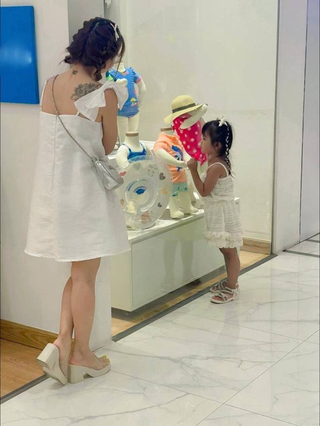 Vợ Mạc Văn Khoa chạnh lòng khi nhìn con gái sinh non đứng ngó nghiêng ngoài cửa hàng quần áo-1