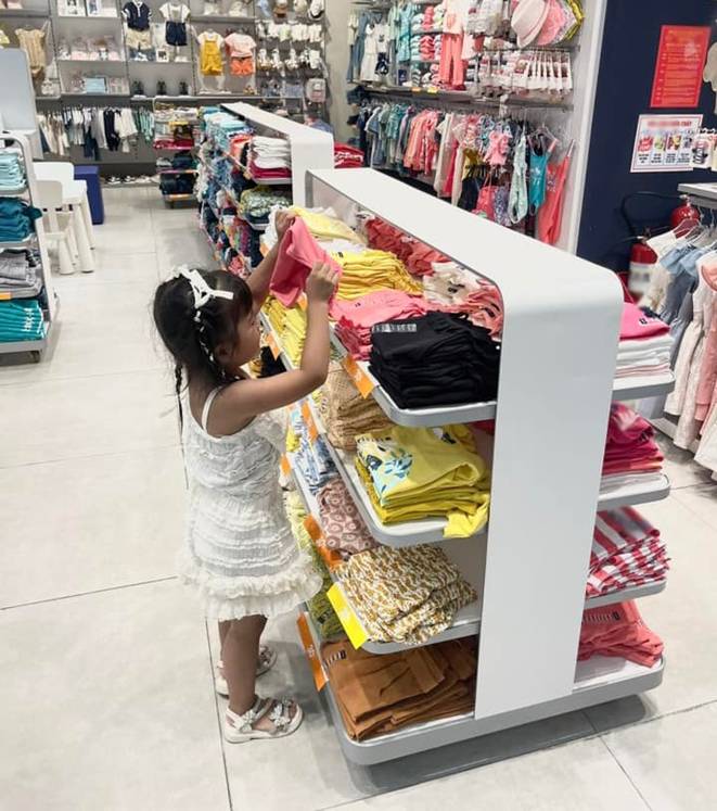 Vợ Mạc Văn Khoa chạnh lòng khi nhìn con gái sinh non đứng ngó nghiêng ngoài cửa hàng quần áo-2