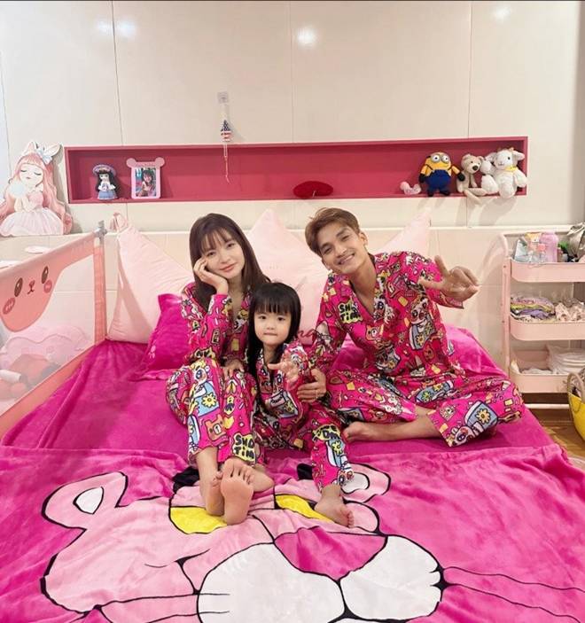 Vợ Mạc Văn Khoa chạnh lòng khi nhìn con gái sinh non đứng ngó nghiêng ngoài cửa hàng quần áo-3