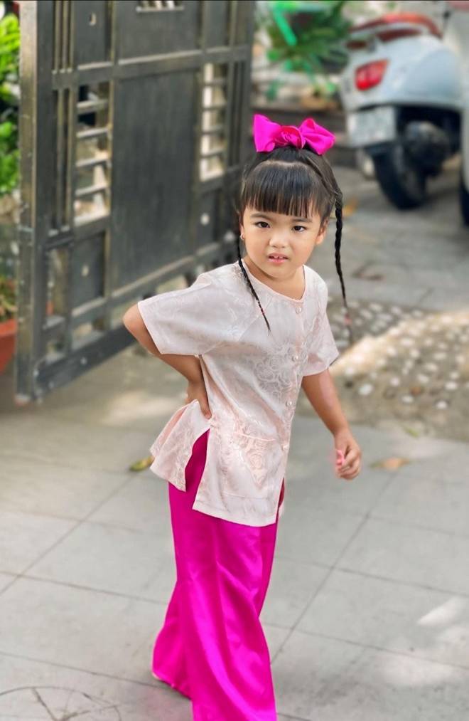 Vợ Mạc Văn Khoa chạnh lòng khi nhìn con gái sinh non đứng ngó nghiêng ngoài cửa hàng quần áo-5