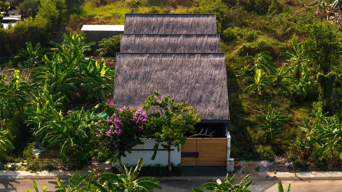 Ấn tượng nhà mái dốc hai lớp đẹp như tranh vẽ-1