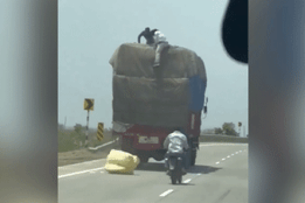 Nhóm trộm liều lĩnh trèo nóc xe tải đang chạy, cướp hàng ngay trên đường cao tốc