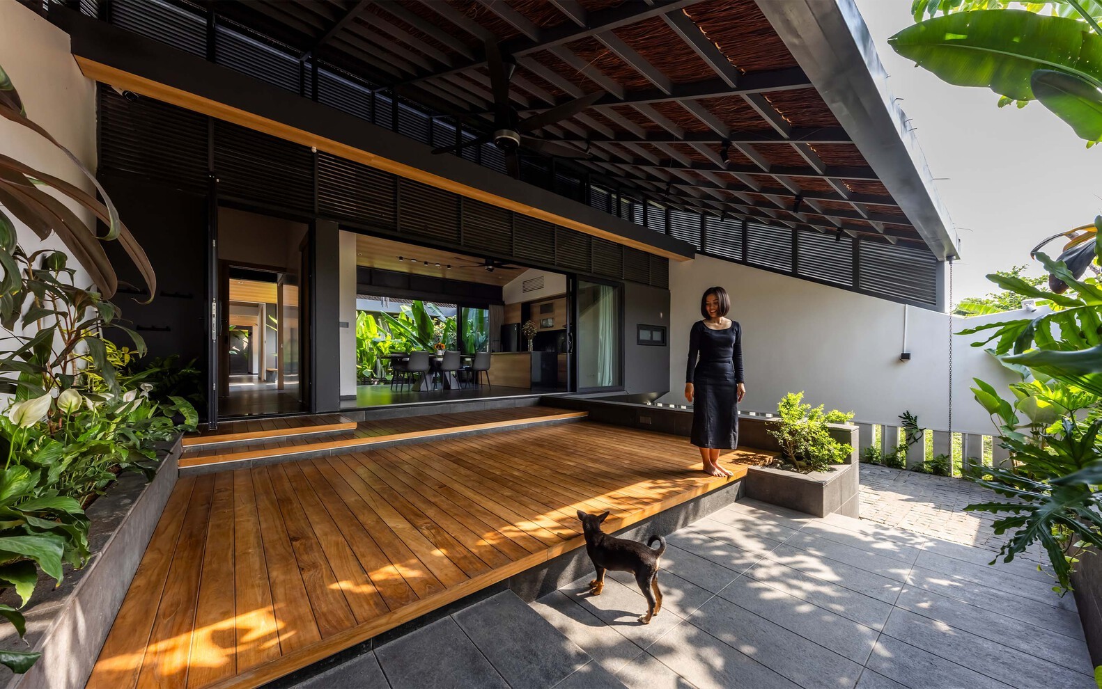 Ấn tượng nhà mái dốc hai lớp đẹp như tranh vẽ-7