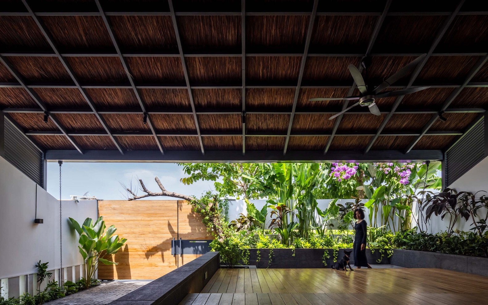 Ấn tượng nhà mái dốc hai lớp đẹp như tranh vẽ-8