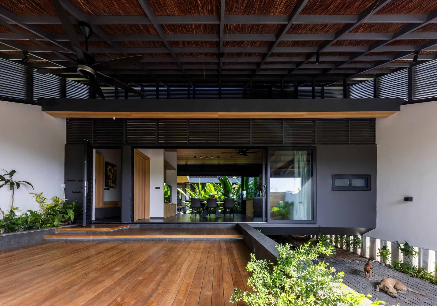 Ấn tượng nhà mái dốc hai lớp đẹp như tranh vẽ-10