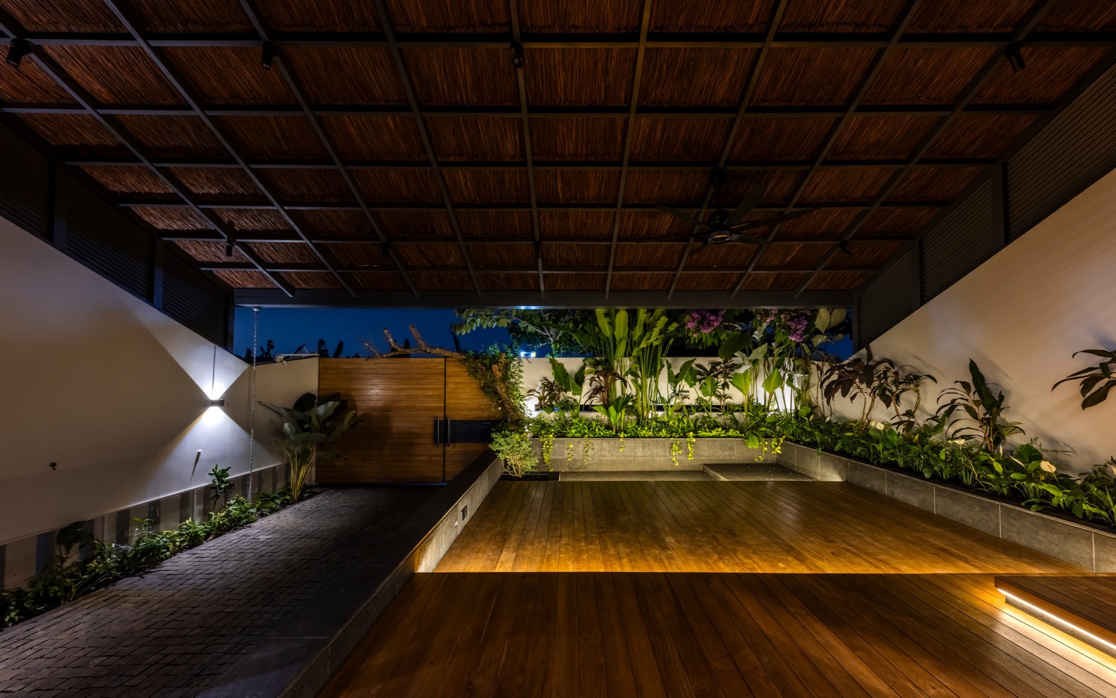 Ấn tượng nhà mái dốc hai lớp đẹp như tranh vẽ-15