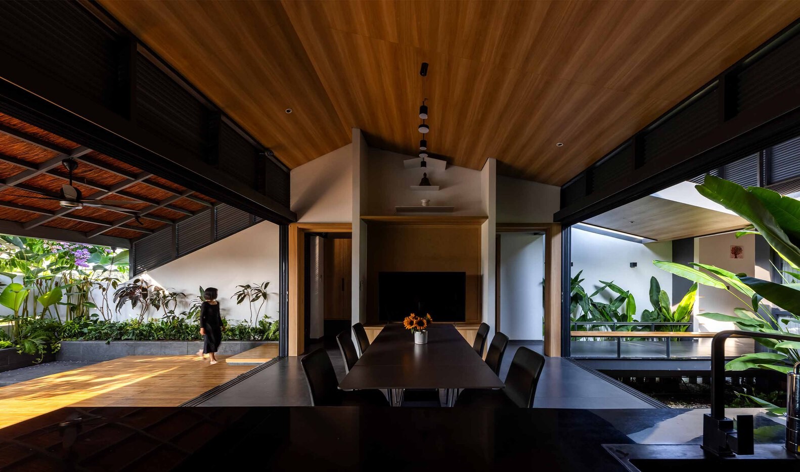 Ấn tượng nhà mái dốc hai lớp đẹp như tranh vẽ-13