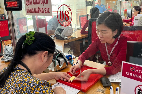 Hà Nội: Người dân từ các tỉnh hụt hẫng quay về quê khi xếp hàng cả đêm nhưng không mua được vàng-13