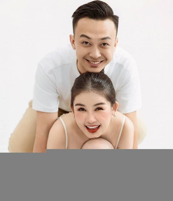 Con trai Lê Âu Ngân Anh điển trai trắng trẻo hệt như hoàng tử bé, 6 tháng tuổi ăn khỏe, đã biết gọi ba ơi-1