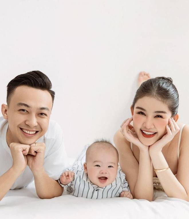 Con trai Lê Âu Ngân Anh điển trai trắng trẻo hệt như hoàng tử bé, 6 tháng tuổi ăn khỏe, đã biết gọi ba ơi-2