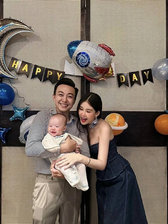 Con trai Lê Âu Ngân Anh điển trai trắng trẻo hệt như hoàng tử bé, 6 tháng tuổi ăn khỏe, đã biết gọi ba ơi-8