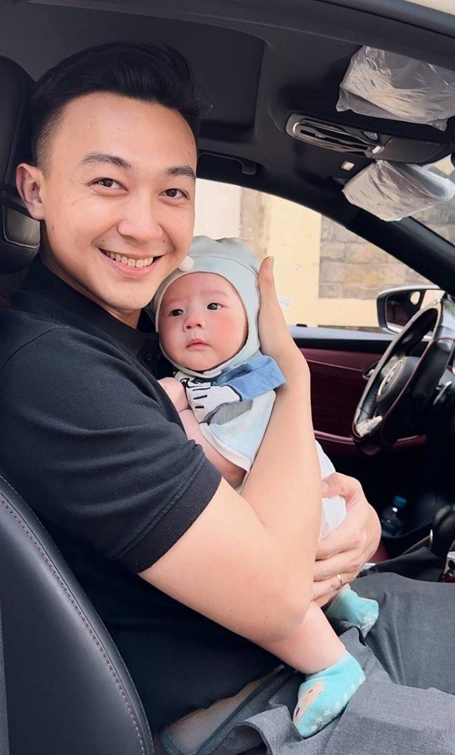 Con trai Lê Âu Ngân Anh điển trai trắng trẻo hệt như hoàng tử bé, 6 tháng tuổi ăn khỏe, đã biết gọi ba ơi-9