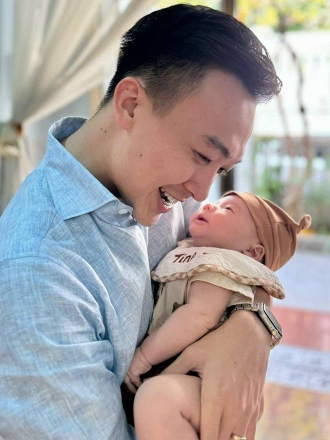 Con trai Lê Âu Ngân Anh điển trai trắng trẻo hệt như hoàng tử bé, 6 tháng tuổi ăn khỏe, đã biết gọi ba ơi-10