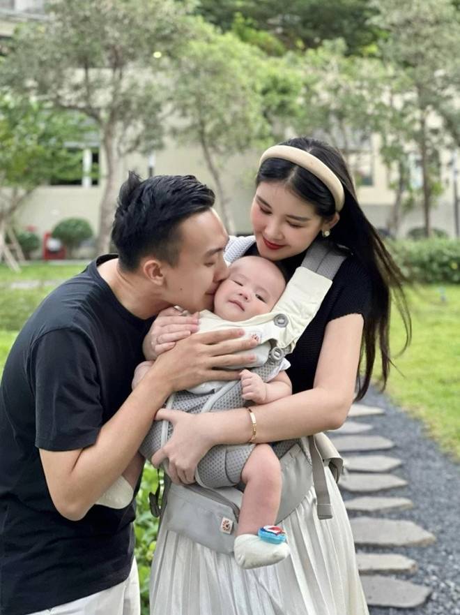 Con trai Lê Âu Ngân Anh điển trai trắng trẻo hệt như hoàng tử bé, 6 tháng tuổi ăn khỏe, đã biết gọi ba ơi-11