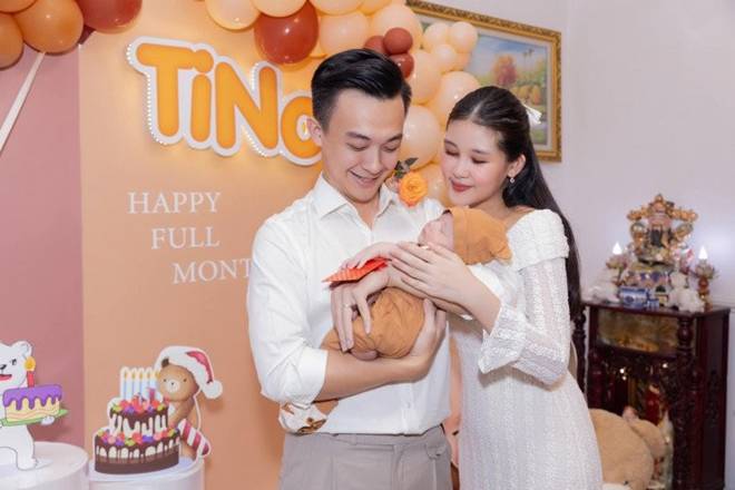 Con trai Lê Âu Ngân Anh điển trai trắng trẻo hệt như hoàng tử bé, 6 tháng tuổi ăn khỏe, đã biết gọi ba ơi-12