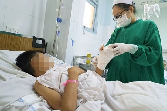 Trèo lên mái nhà lấy diều, bé trai bị điện giật