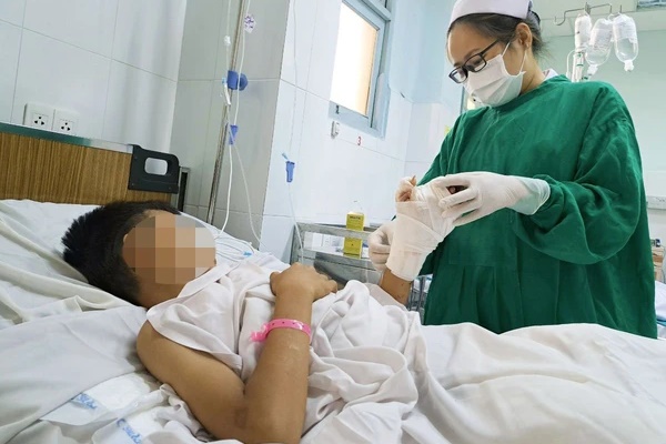 Trèo lên mái nhà lấy diều, bé trai bị điện giật-1