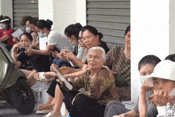 Ôm theo chăn chiếu, ngủ vỉa hè xuyên đêm giữ chỗ mua vàng-14