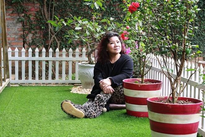 Nhà vườn 1.000m2 của NSND Thanh Hoa đủ hoa trái, nữ nghệ sĩ khoe loài hoa tím chuyển xanh đẹp mắt-1