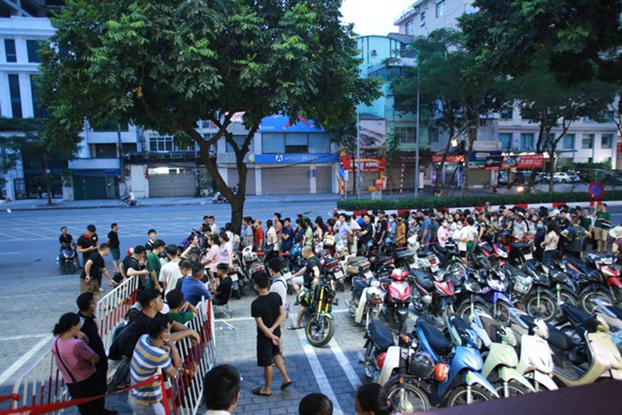 Hà Nội: Người dân từ các tỉnh hụt hẫng quay về quê khi xếp hàng cả đêm nhưng không mua được vàng-1