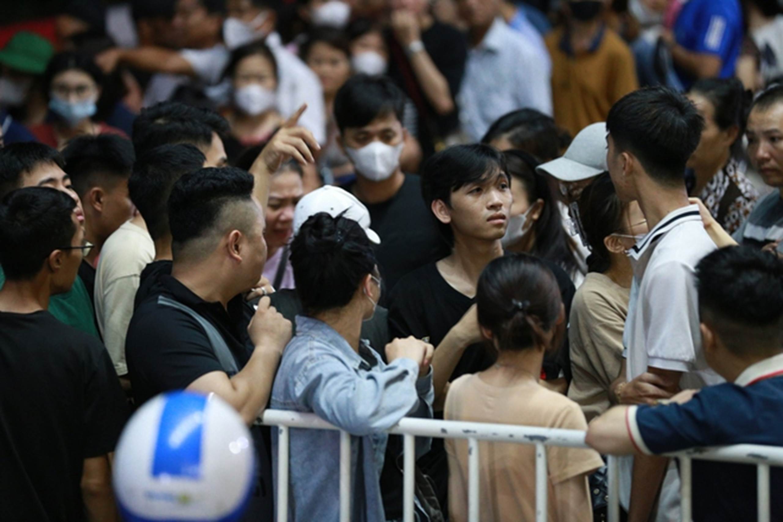 Hà Nội: Người dân từ các tỉnh hụt hẫng quay về quê khi xếp hàng cả đêm nhưng không mua được vàng-2