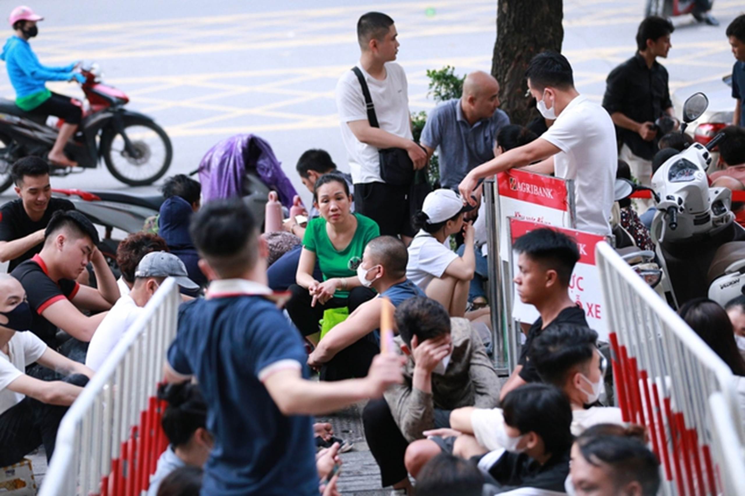 Hà Nội: Người dân từ các tỉnh hụt hẫng quay về quê khi xếp hàng cả đêm nhưng không mua được vàng-3