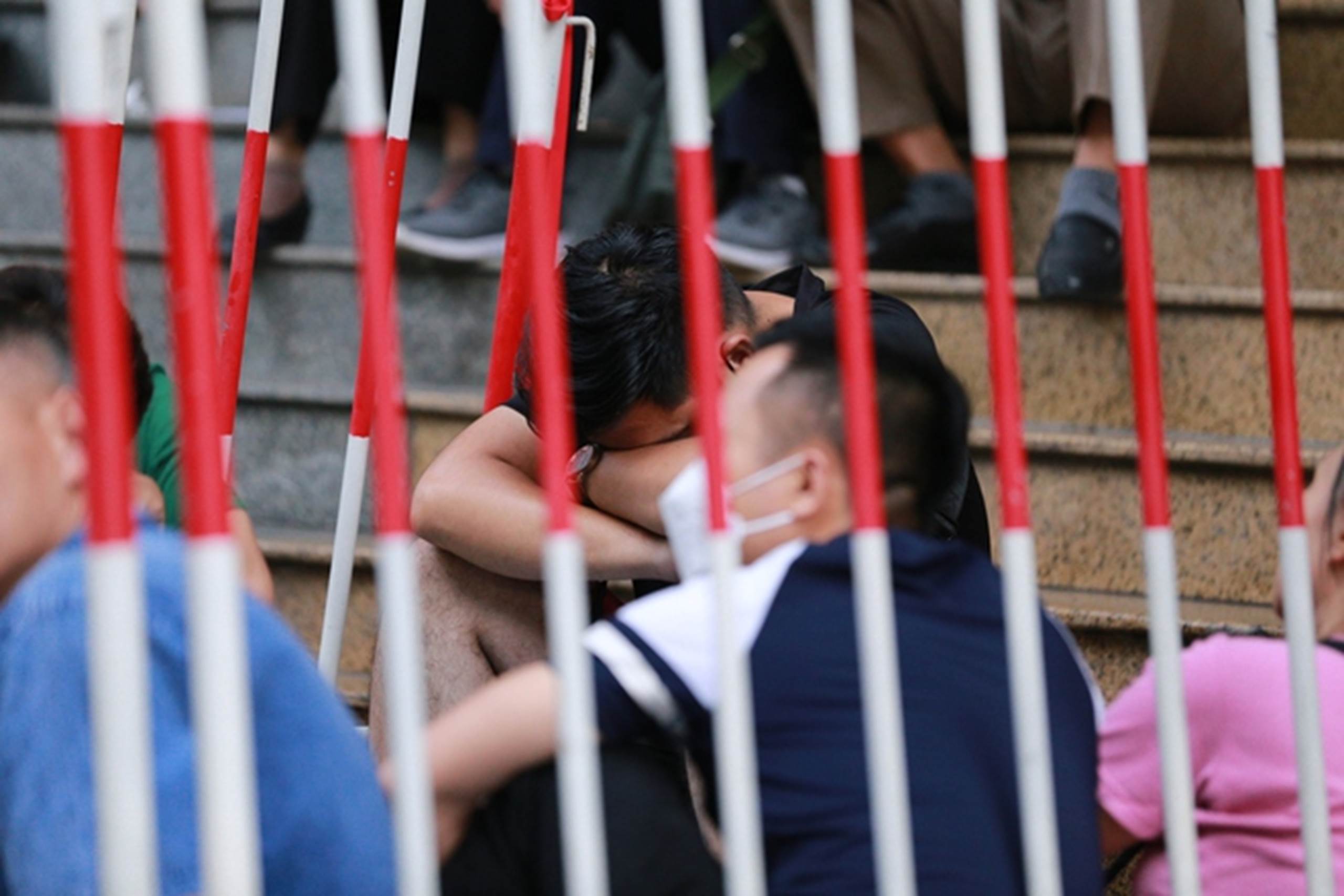 Hà Nội: Người dân từ các tỉnh hụt hẫng quay về quê khi xếp hàng cả đêm nhưng không mua được vàng-4