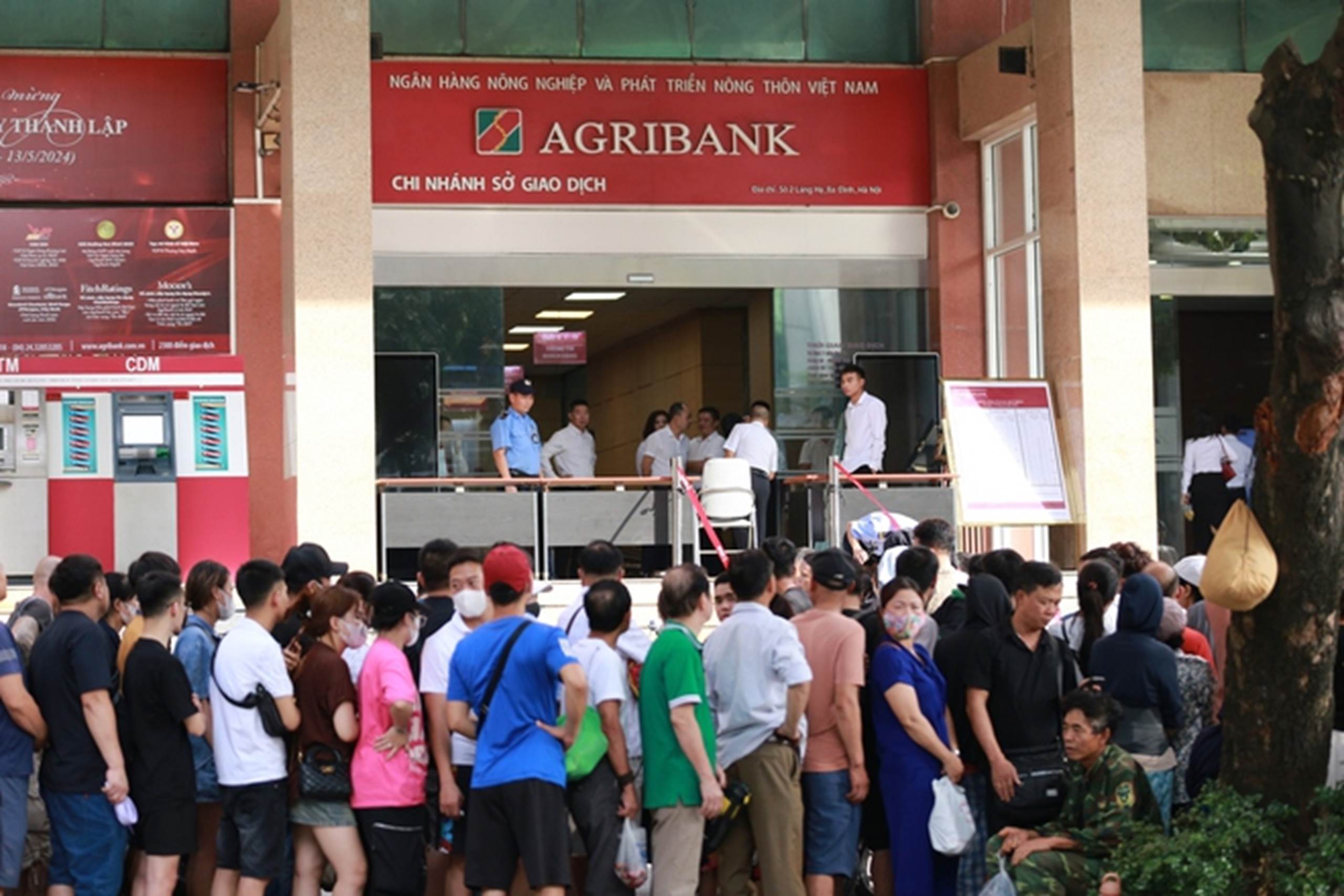 Hà Nội: Người dân từ các tỉnh hụt hẫng quay về quê khi xếp hàng cả đêm nhưng không mua được vàng-6