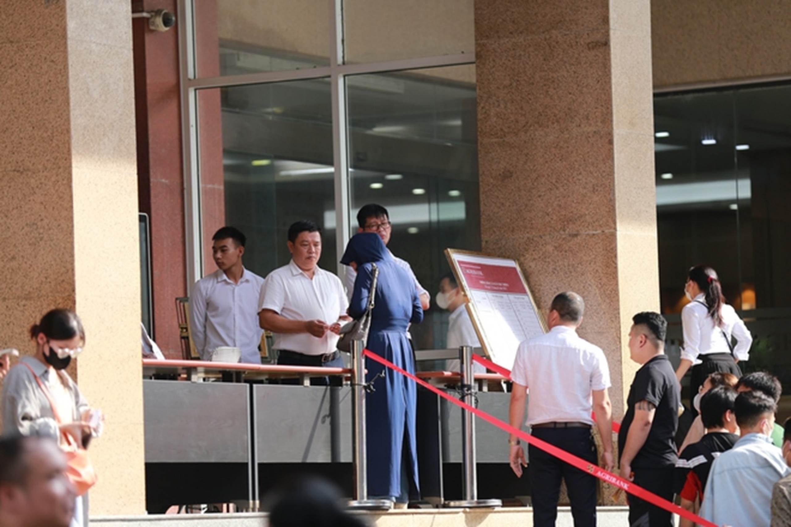 Hà Nội: Người dân từ các tỉnh hụt hẫng quay về quê khi xếp hàng cả đêm nhưng không mua được vàng-7