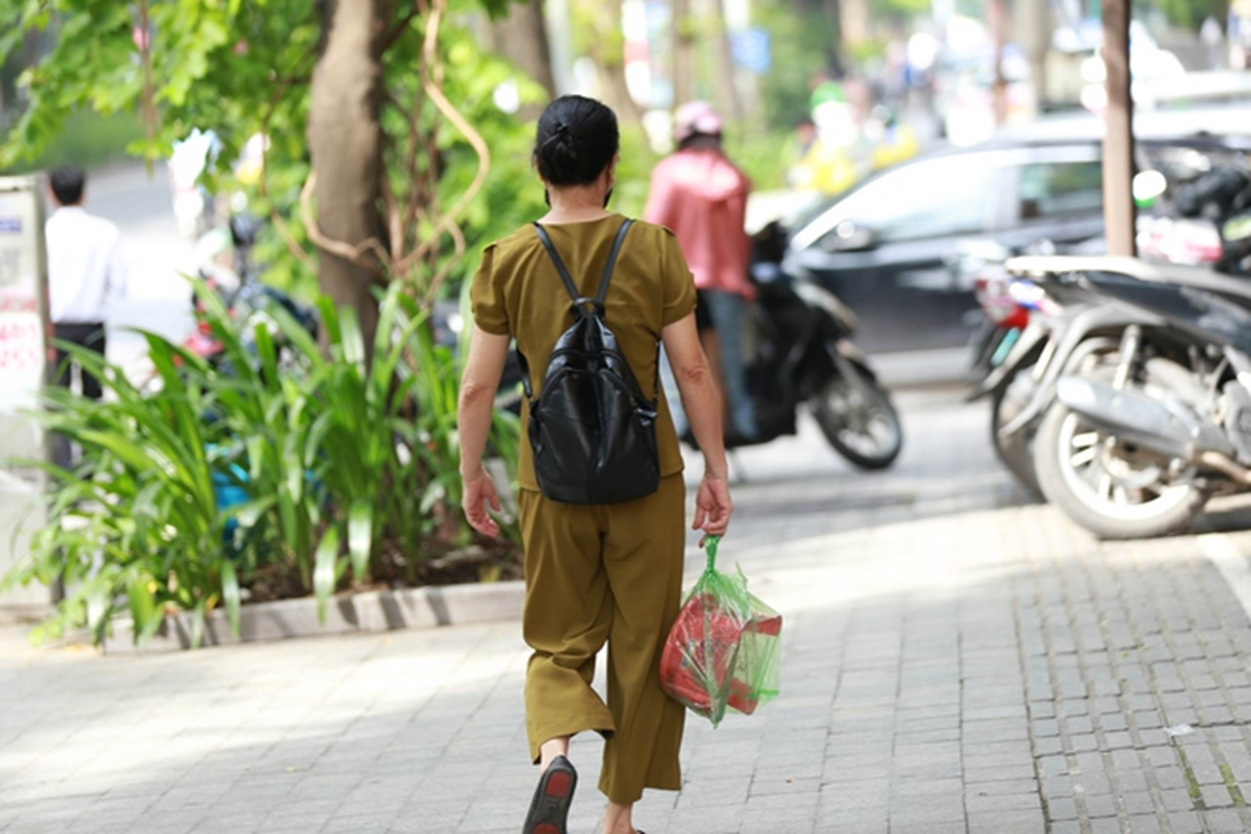 Hà Nội: Người dân từ các tỉnh hụt hẫng quay về quê khi xếp hàng cả đêm nhưng không mua được vàng-10