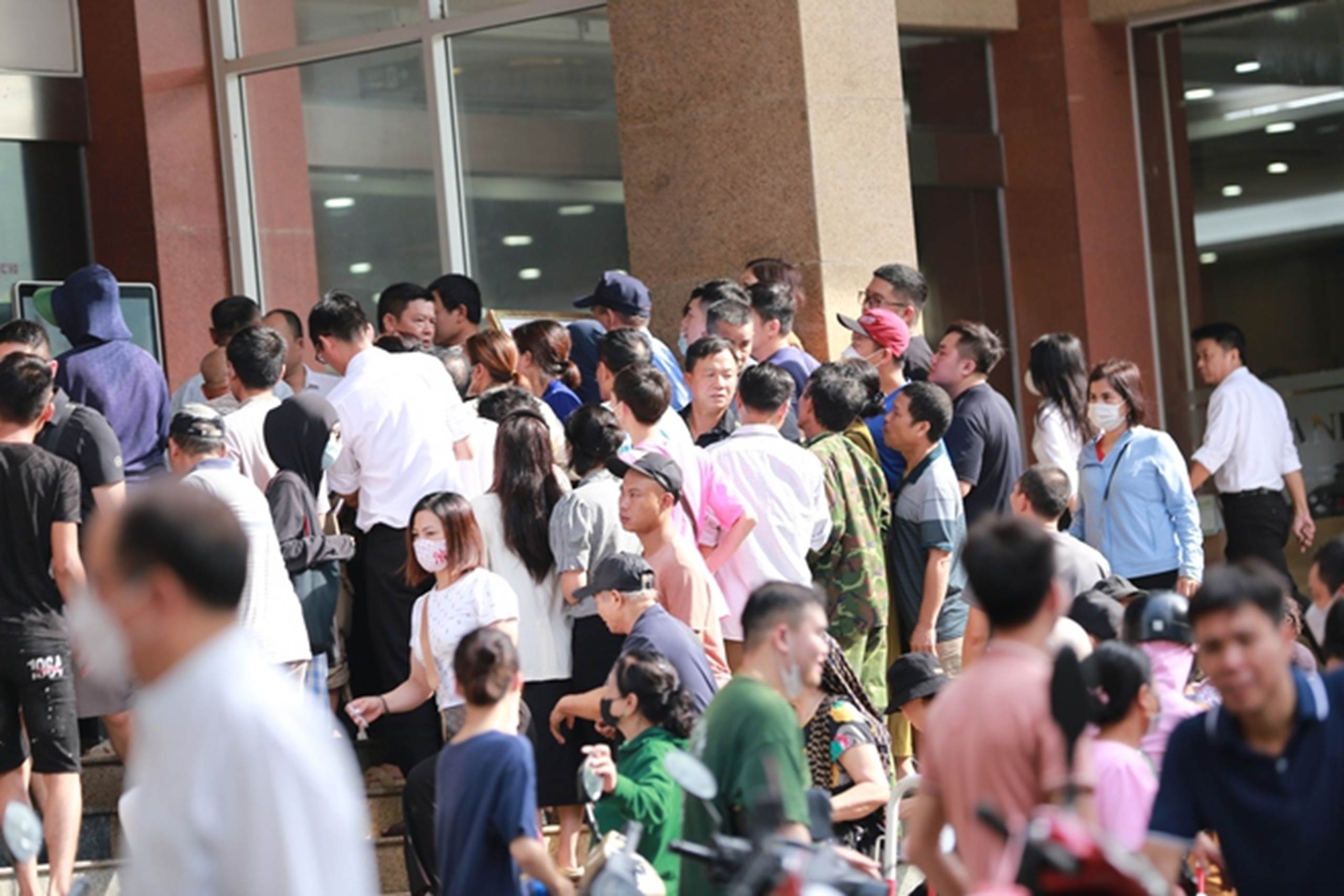 Hà Nội: Người dân từ các tỉnh hụt hẫng quay về quê khi xếp hàng cả đêm nhưng không mua được vàng-9