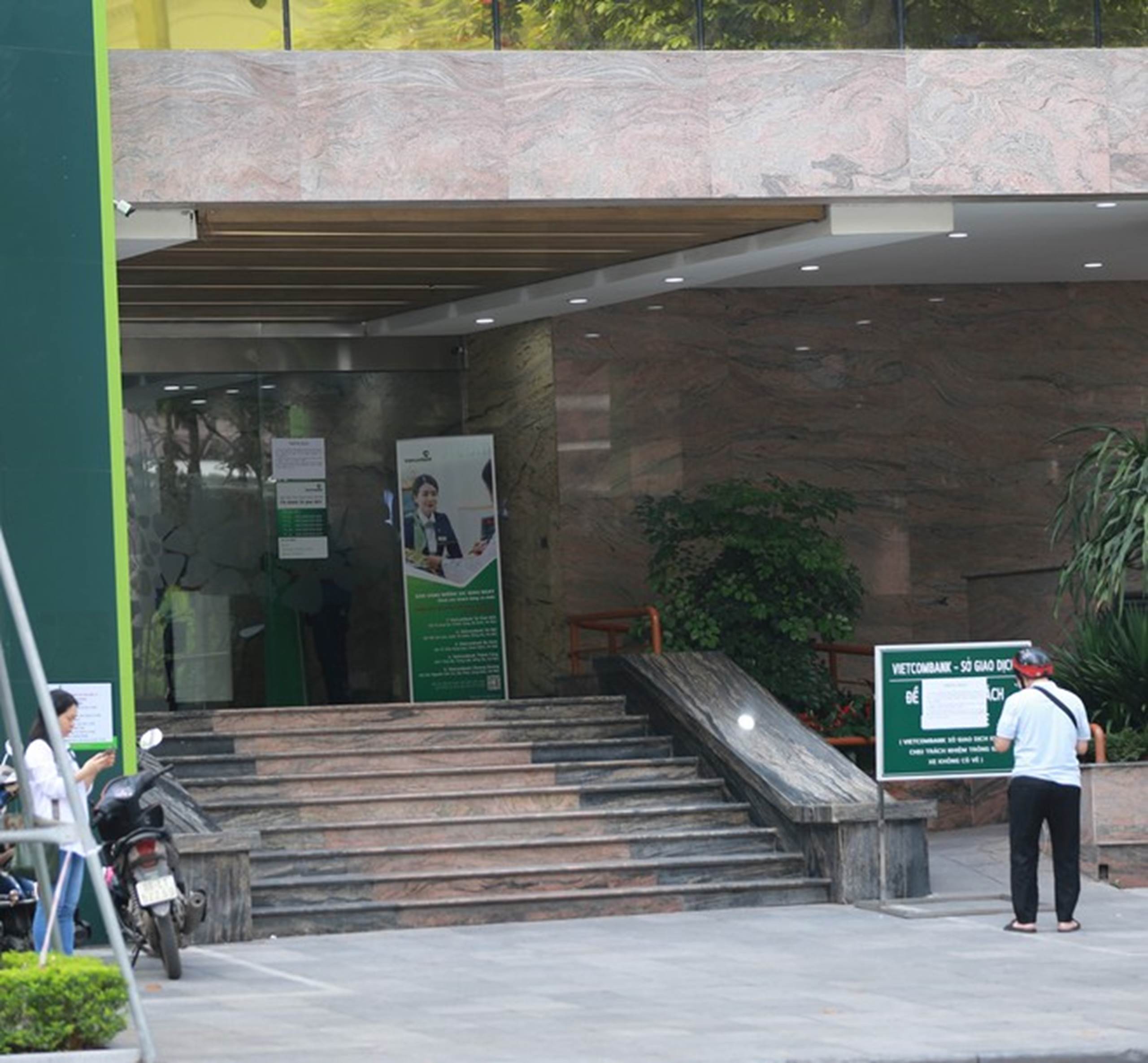 Hà Nội: Người dân từ các tỉnh hụt hẫng quay về quê khi xếp hàng cả đêm nhưng không mua được vàng-11