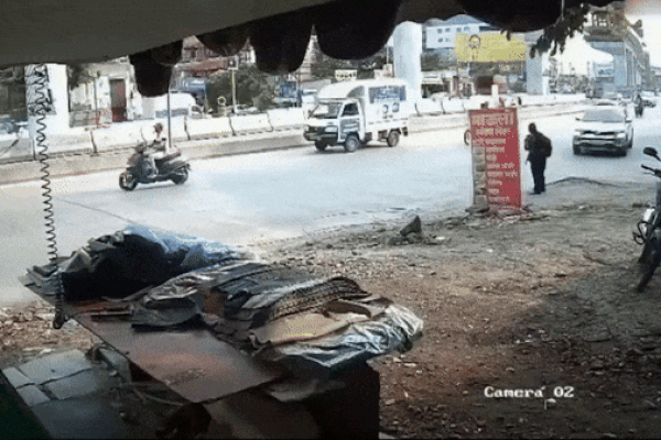 Clip: Đang đi bộ, người phụ nữ bị ô tô tông văng lên không trung