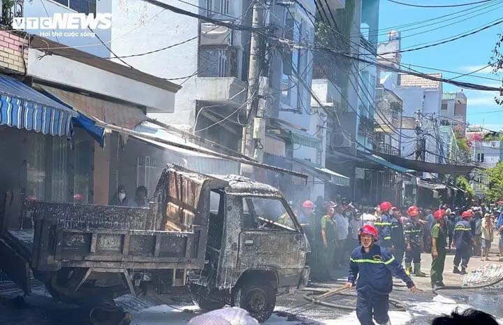 Cháy lớn giữa nắng nóng, nhiều người hoảng loạn tháo chạy-2