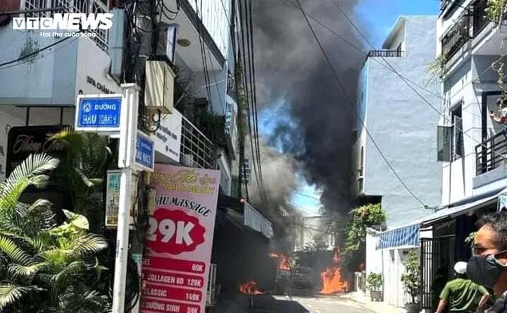 Cháy lớn giữa nắng nóng, nhiều người hoảng loạn tháo chạy-1