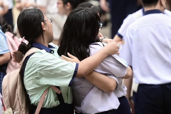 Học sinh khóc vì đề thi môn Toán lớp 10 TPHCM: Tại thầy hay tại trò?-1