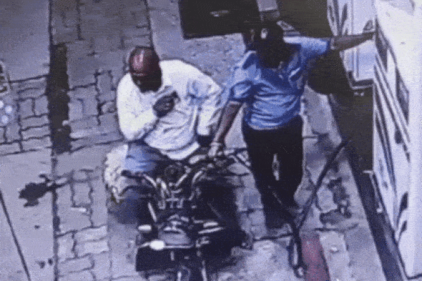 Clip: Dùng điện thoại khi đổ xăng, người đàn ông nhận ngay kết đắng